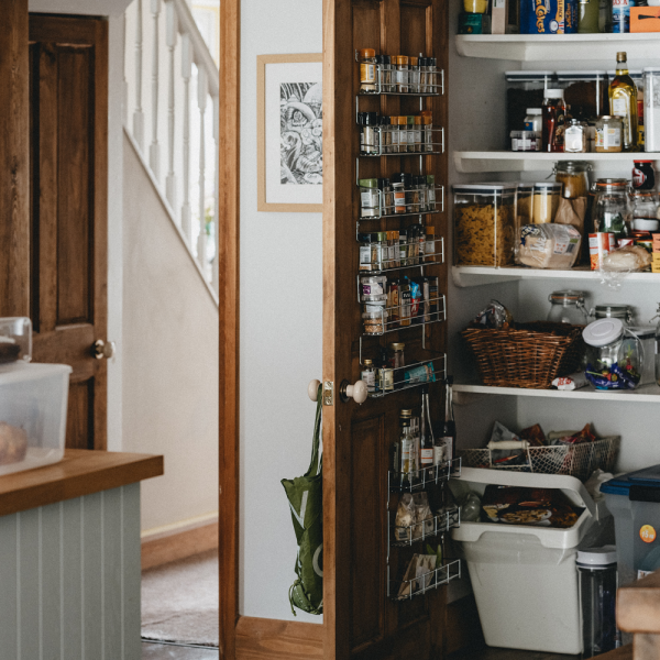 Kuchnia ze spiżarnią — jak skutecznie ją zorganizować w małym mieszkaniu?